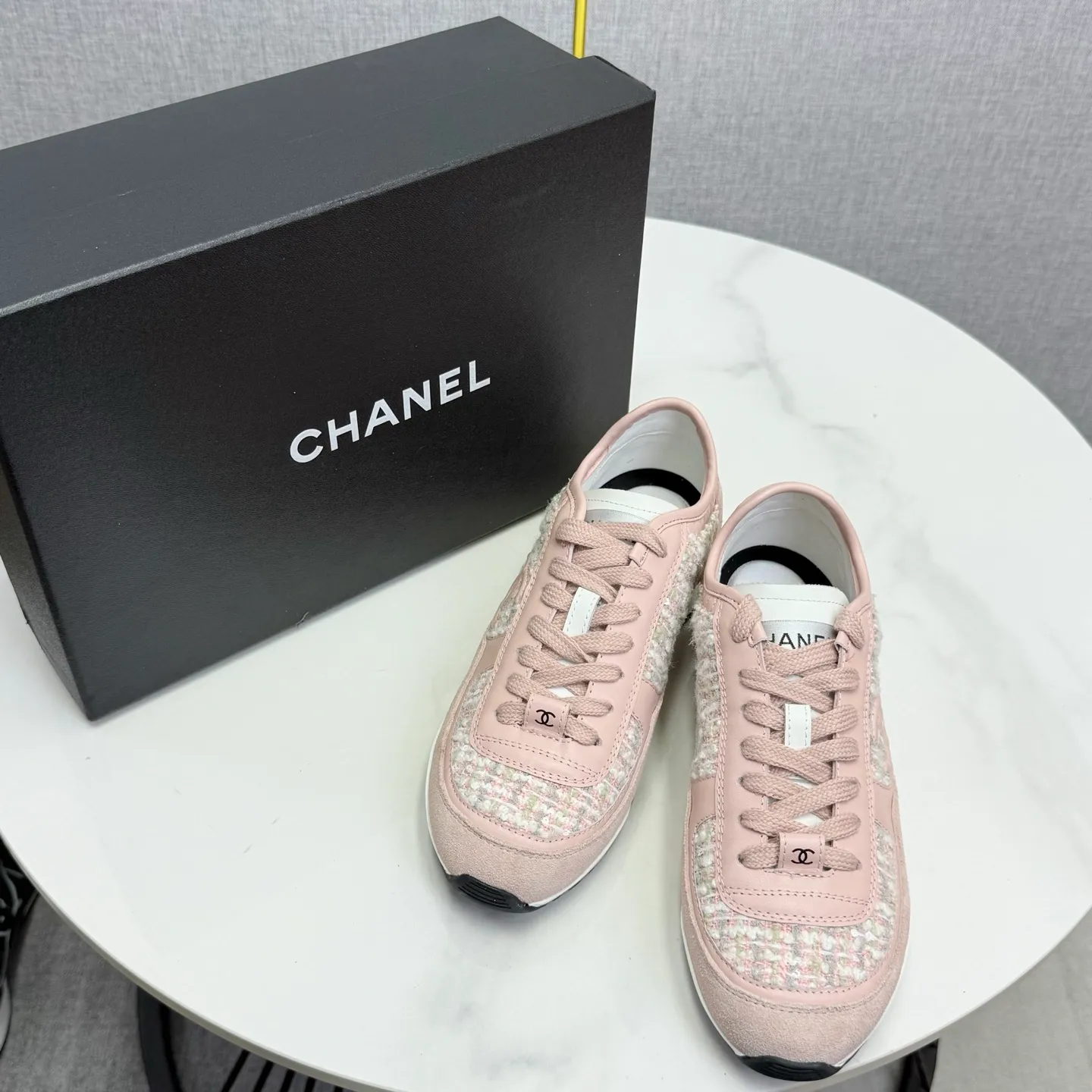 👟👟Ex-factory price 560👟👟Chanel Panda Shoes! 2025 counter's top casual sports shoes. This classic design; the upper is electro-embroidered with a variety of techniques; the outsole is fashionable and sporty; the unusual inclusion of a variety of color matching elements... The diversified mix and match is very good-looking and versatile, and can be used for leisure, fashion, sports, and outdoor... ꫛꫀꪝ Go➫ Materials: ❶Upper made of: original imported first-layer silk cowhide + original waterproof cloth + original first-layer cowhide ❷Inner lining: Original Yangli+wang ❸ Outsole based on: Original TPU combination outsole Counter boutique packaging complete set for women 35–41